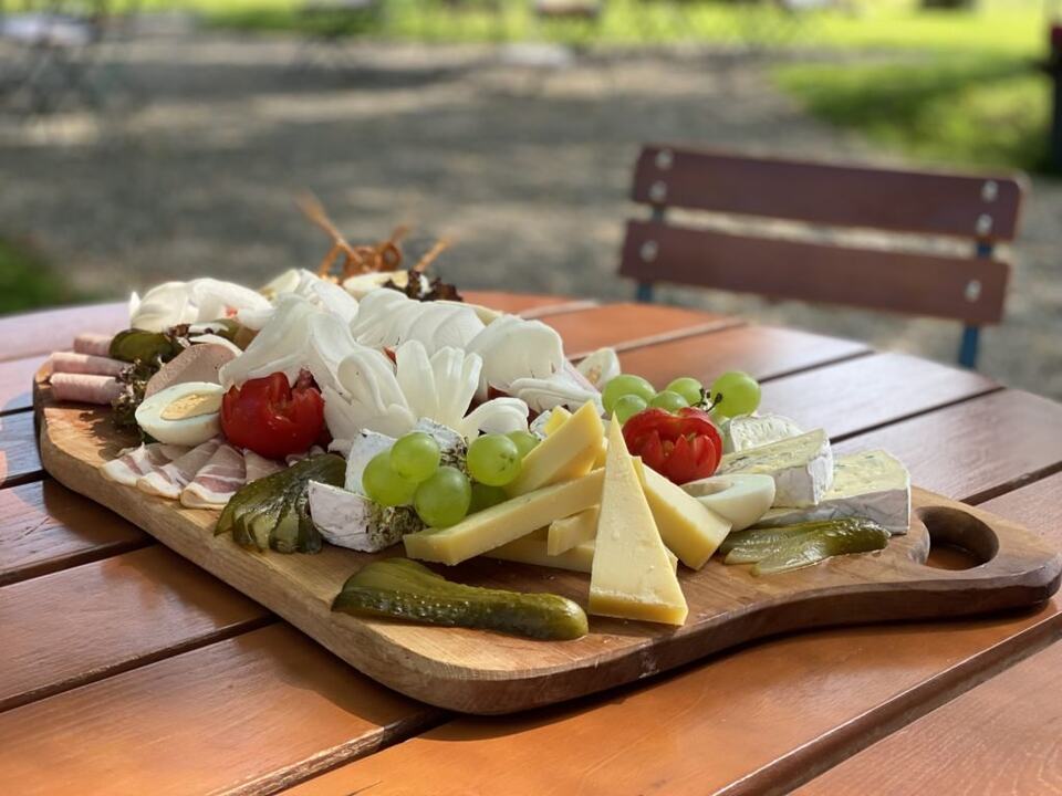 Allgäuer Brotzeit im Biergarten